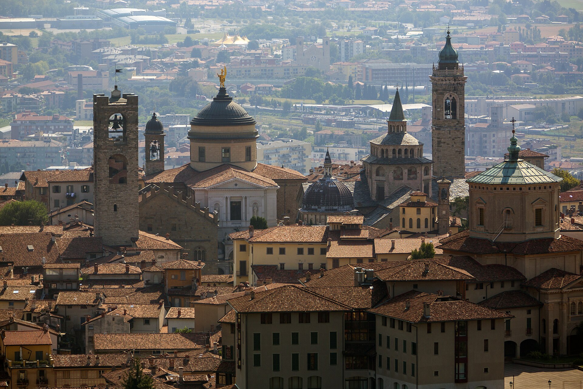 Tejados históricos y torres de iglesias en Città Alta, Bérgamo