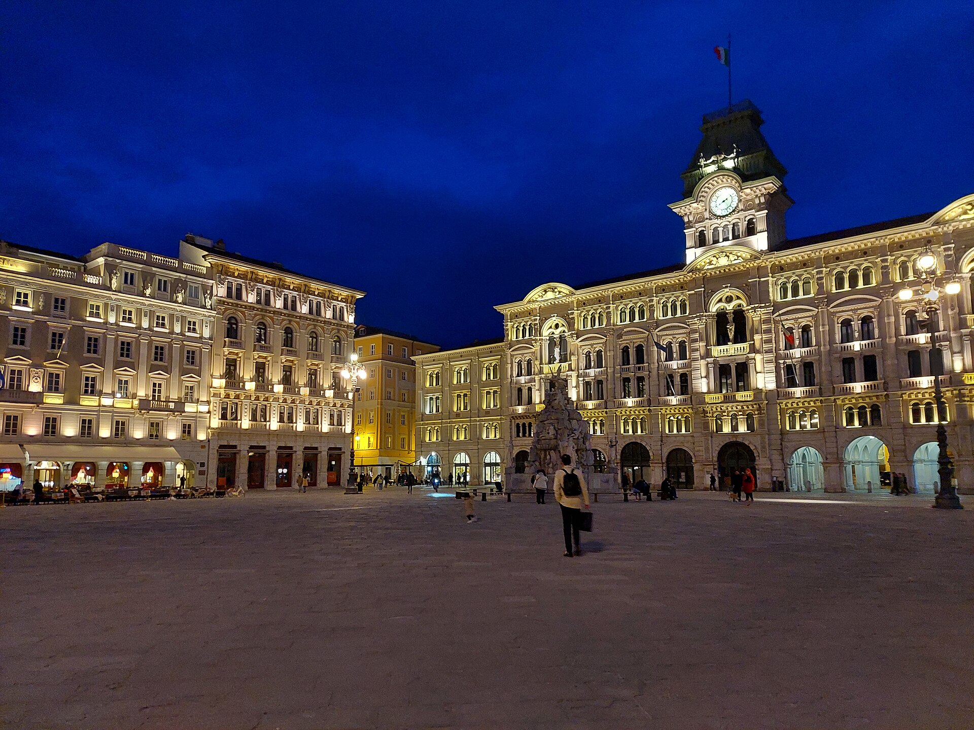 Piazza Unità d’Italia in Triest nach Einbruch der Dunkelheit